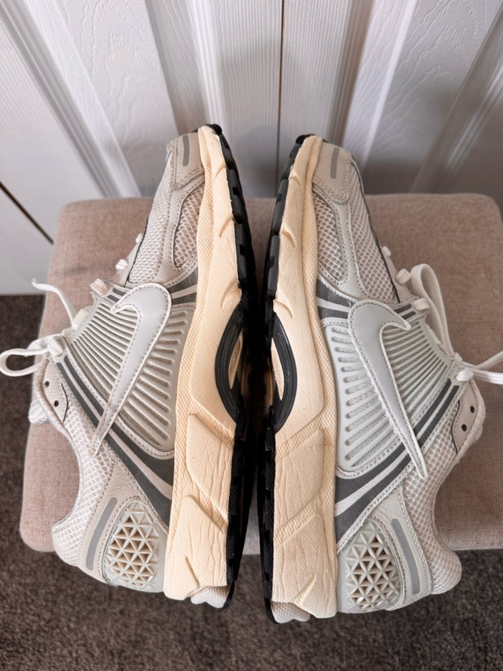 Mens Nike Zoom Vomero 5 Running Sneaker Cream/Light Gray Size 8 Sign Light Wear - Picture 8 of 12